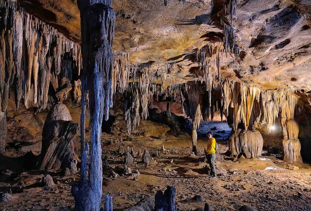 alt: Du khách tham quan hang động Pu Sam Cáp, Lai Châu