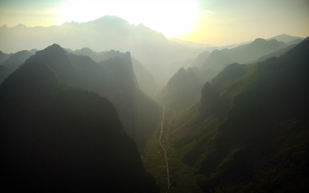 alt: Người dân địa phương đang làm việc trên ruộng bậc thang ở Đường Thượng