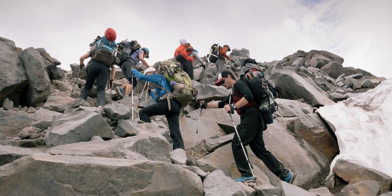 alt text: Vật dụng cần thiết khi leo núi Fansipan