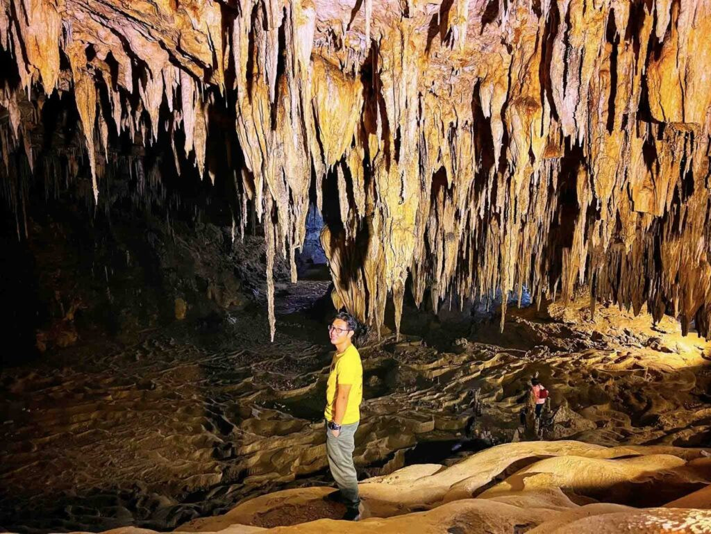 alt: Thạch nhũ tuyệt đẹp trong hang động Pu Sam Cáp