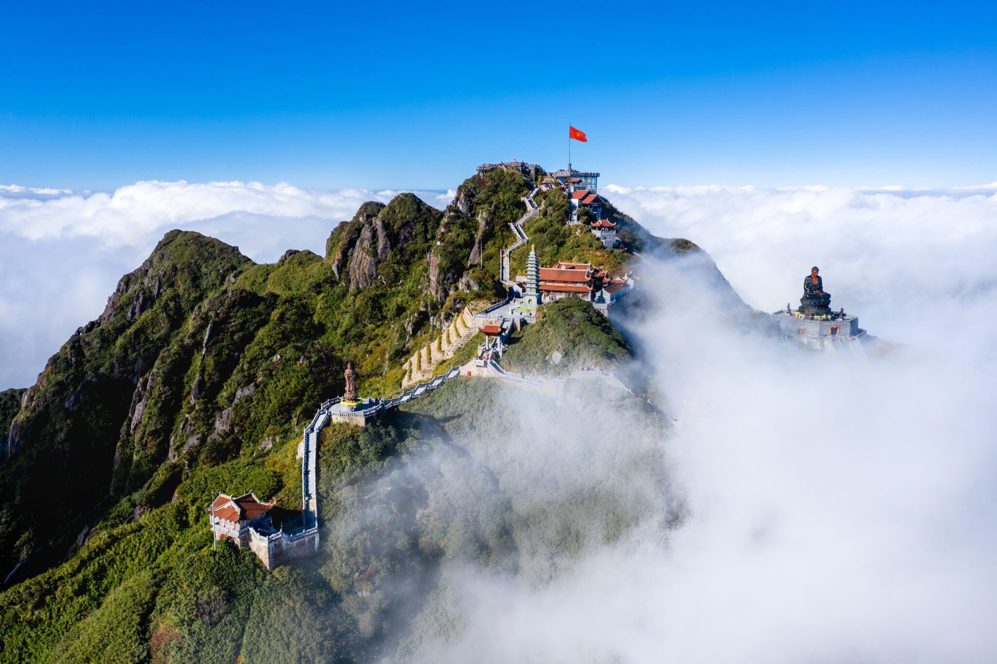 Cảnh quan hùng vĩ nhìn từ chùa Kim Sơn Bảo Thắng