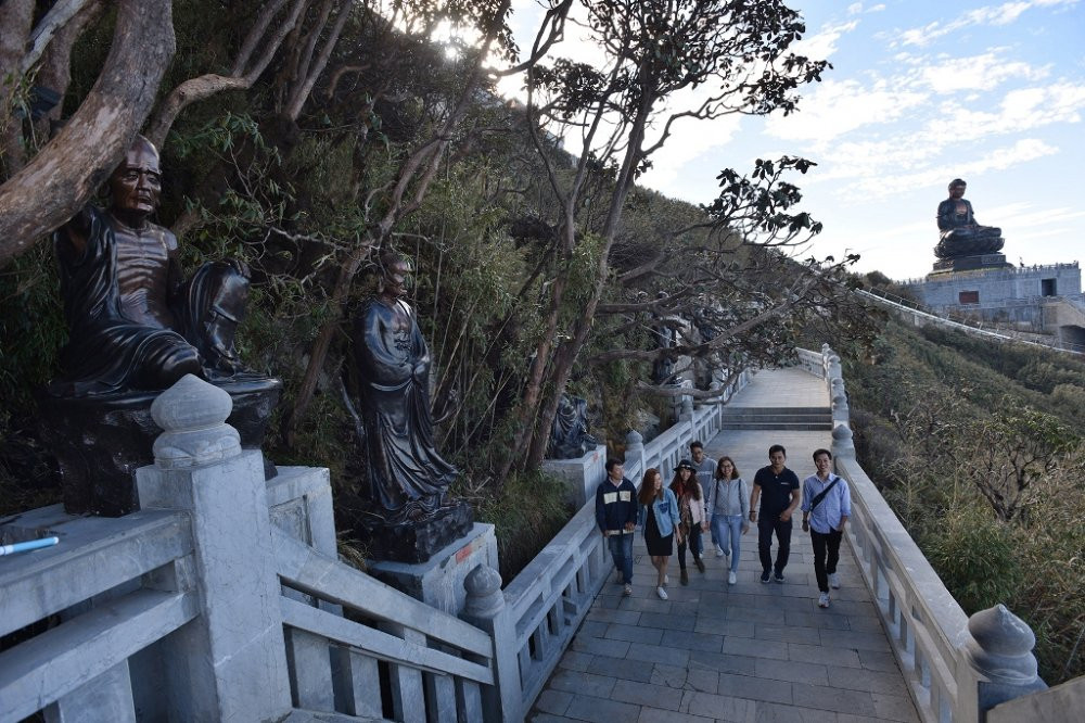 Con đường La Hán với tượng La Hán và đỗ quyên cổ thụ