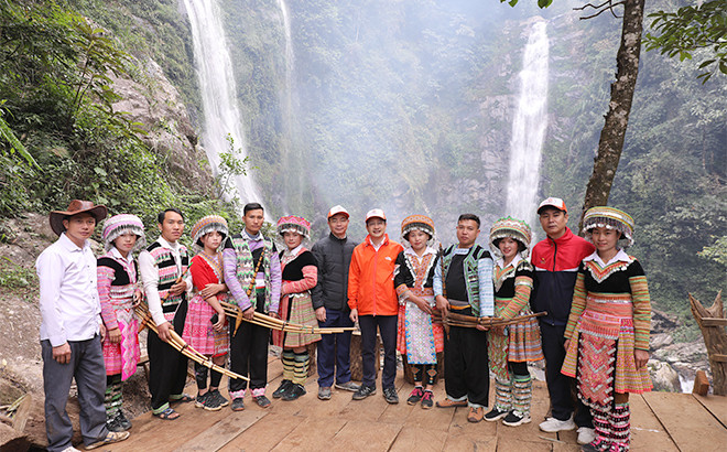 Công ty TNHH Thương mại và Du lịch Hưng Việt là đơn vị tiên phong khai thác địa điểm du lịch Thác Đôi Bản Công.