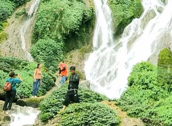 Du khách check-in tại Thác Nậm Lúc