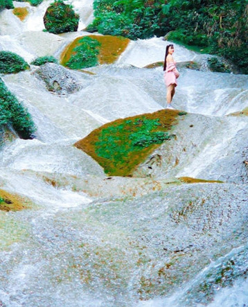 Du khách chụp ảnh tại Thác Nậm Lúc