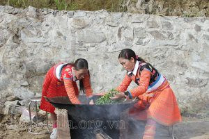 Du khách có thể chứng kiến hoặc trực tiếp trải nghiệm sao chè bằng phương pháp truyền thống.