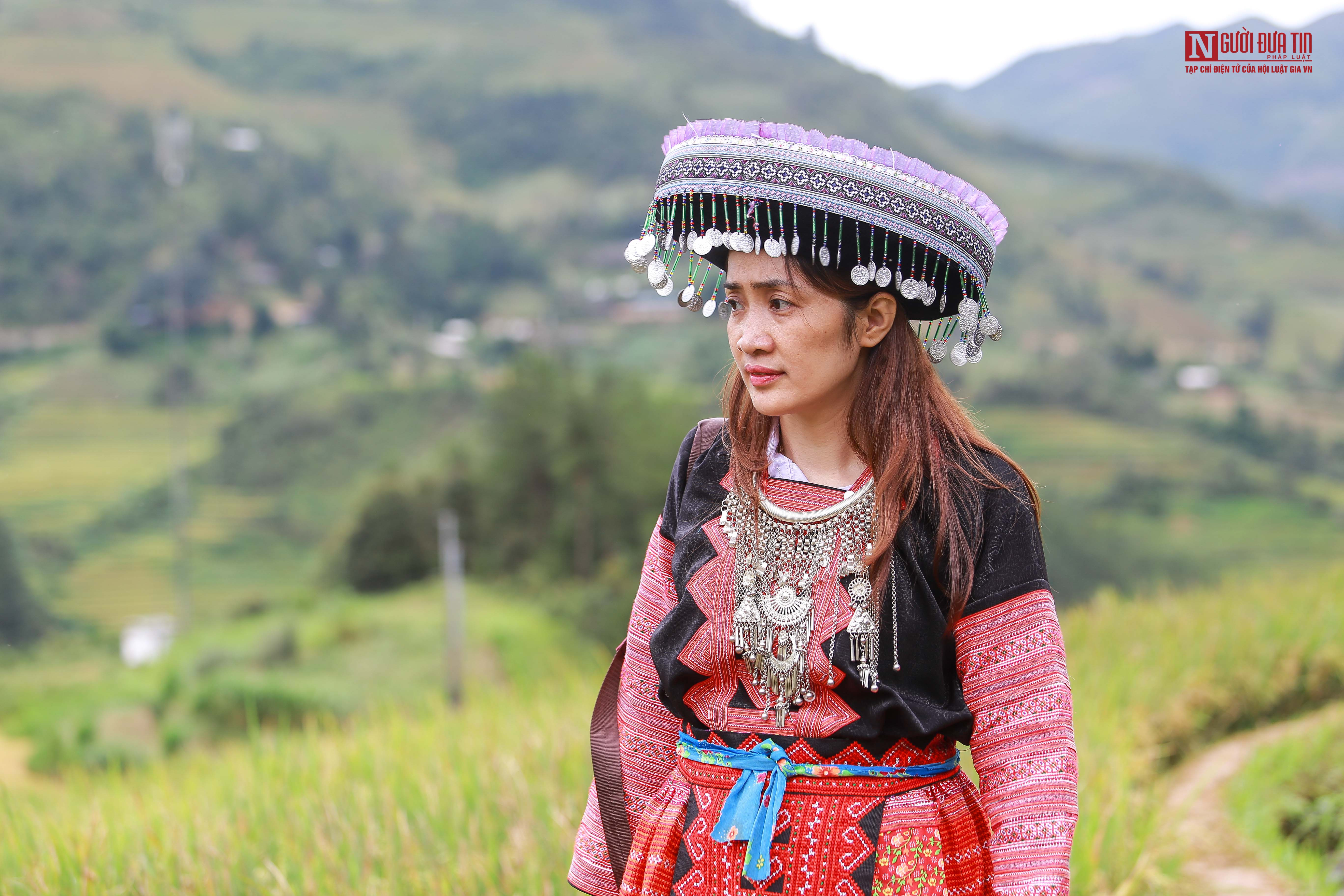 Du khách tạo dáng chụp ảnh trên ruộng bậc thang