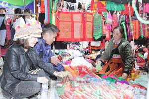 Du khách tham quan, mua sắm các mặt hàng thổ cẩm tại Tà Xùa.