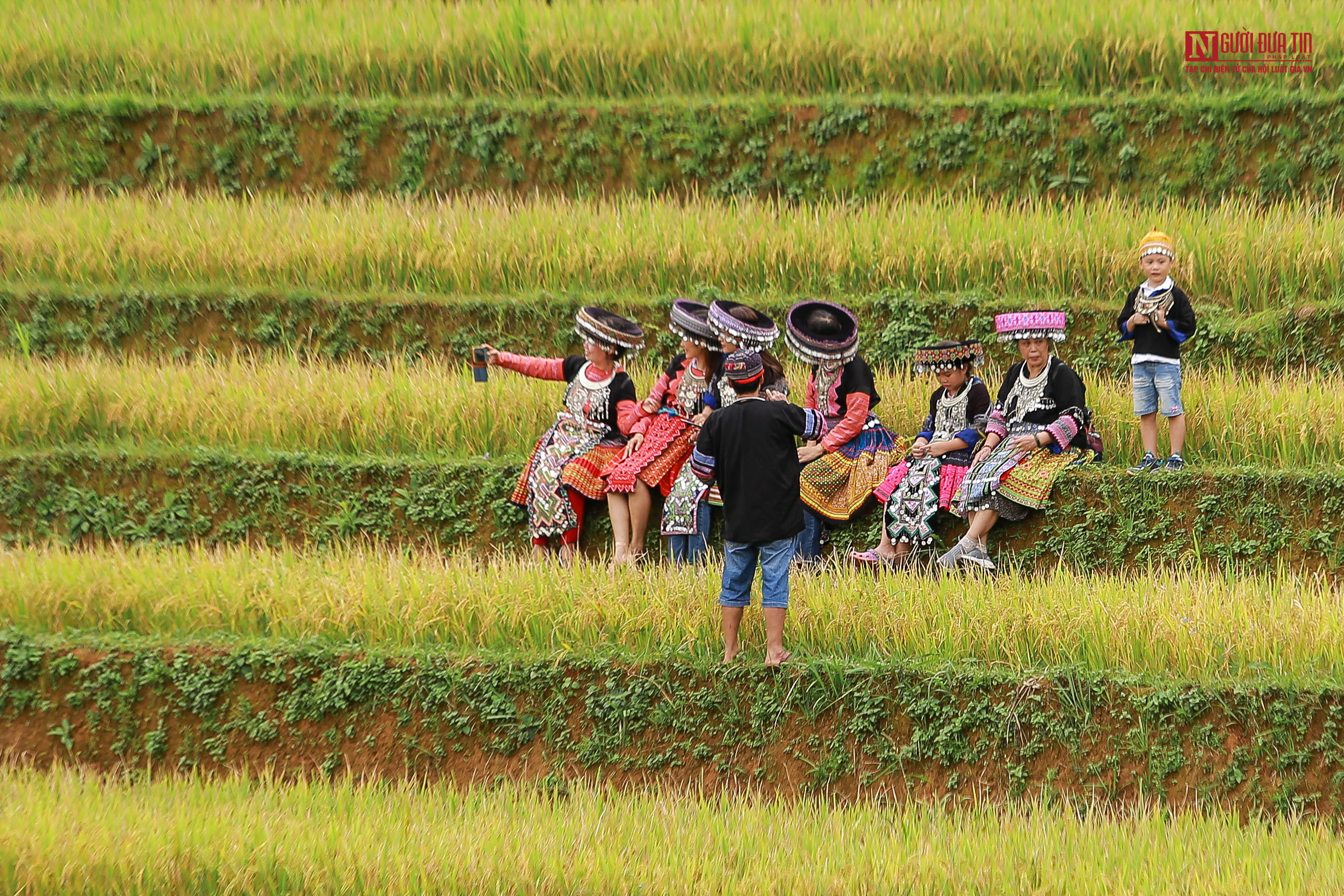 Du khách thích thú chụp ảnh với trang phục dân tộc