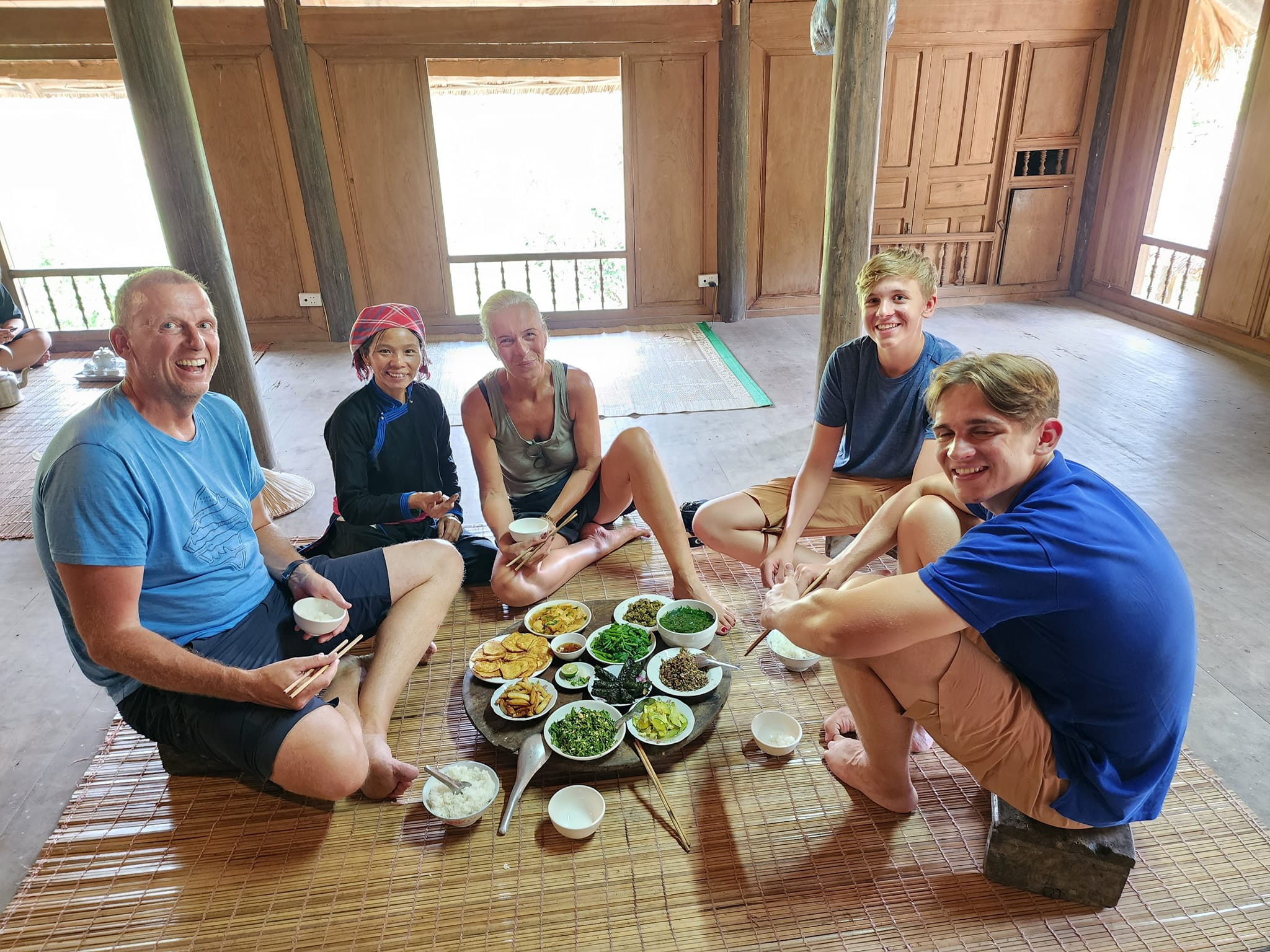 Du khách thích thú khi thưởng thức đặc sản ở Bản Liền