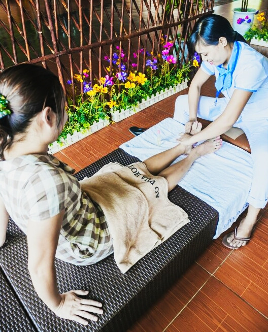 Du khách thư giãn tại khu nghỉ dưỡng