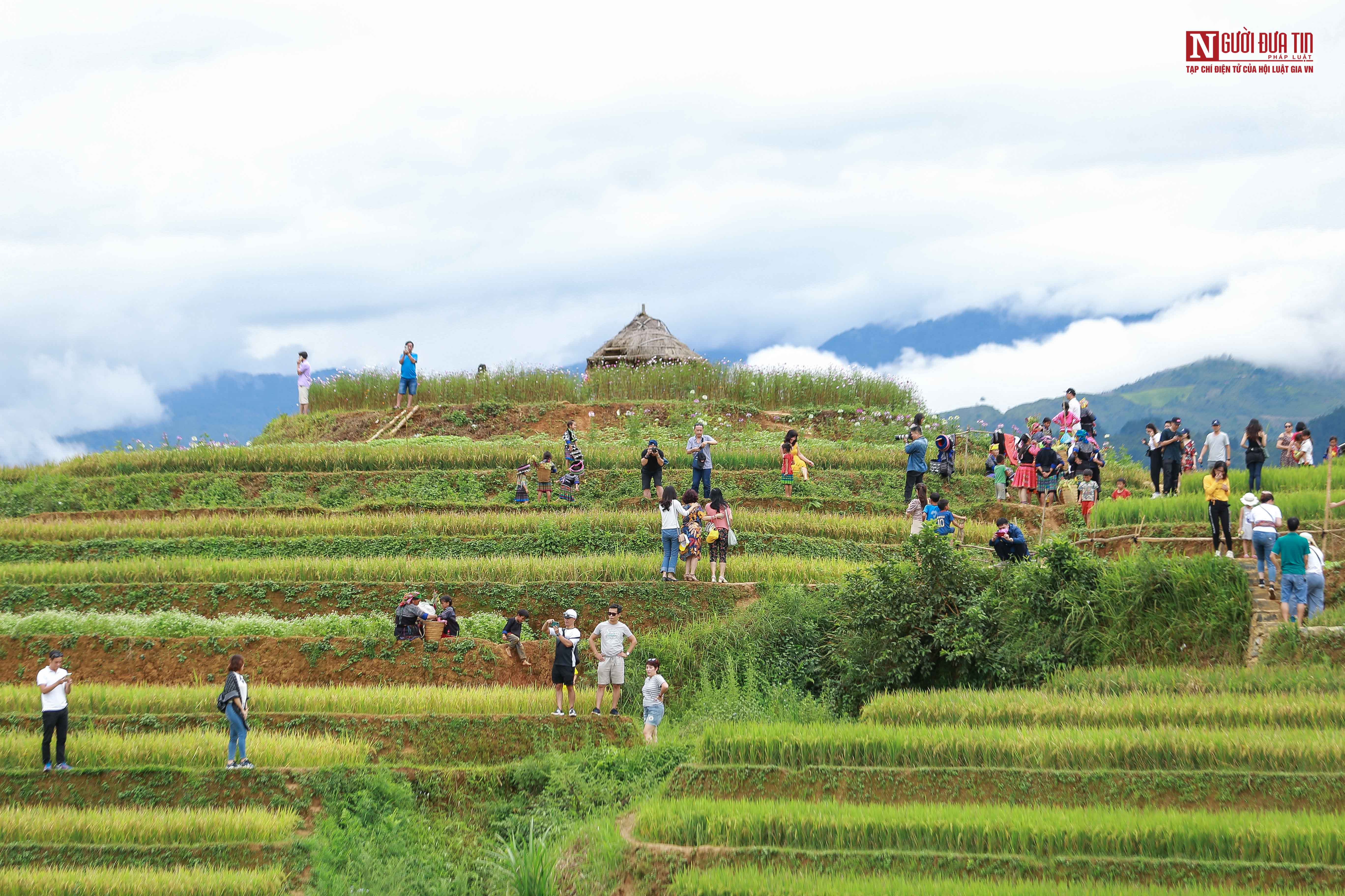 Du khách thưởng thức ẩm thực đặc sắc của Mù Cang Chải