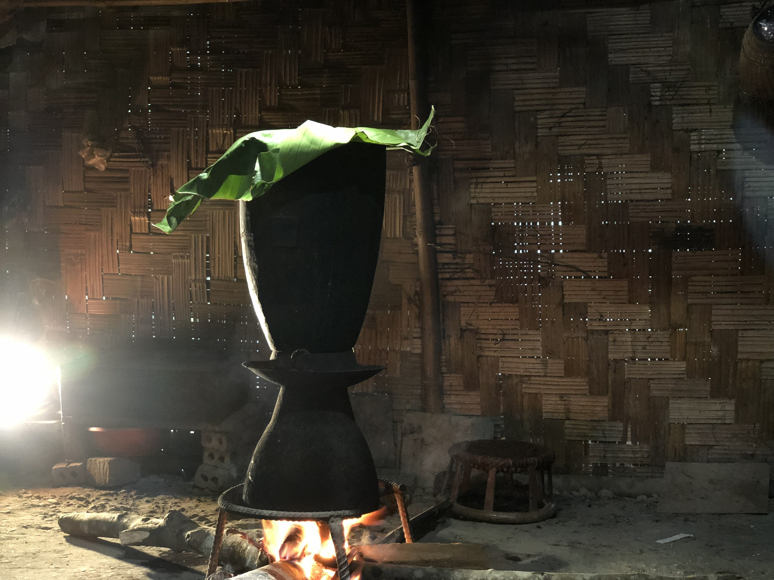 Du khách trải nghiệm làm xôi ngũ sắc