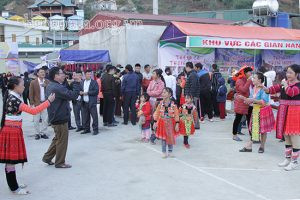 Du khách trải nghiệm trò chơi ném Pa pao…