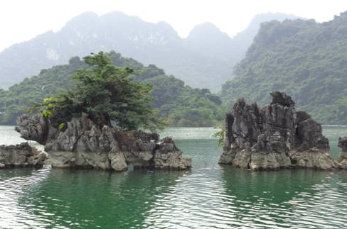 Hồ Hòa Bình với hàng trăm hòn đảo lớn nhỏ được ví như “vịnh Hạ Long trên núi”