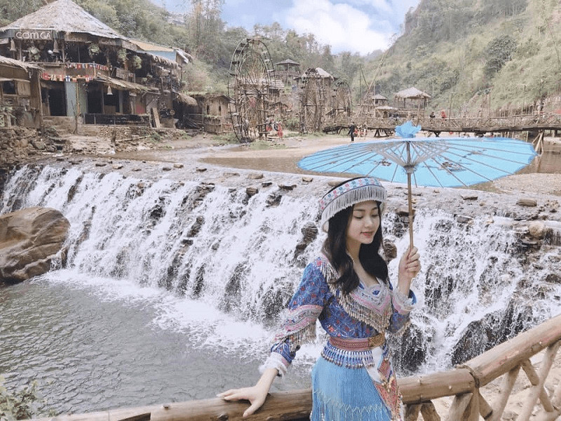 Hóa thân thành thiếu nữ bên dòng suối trong vắt tại bản Cát Cát