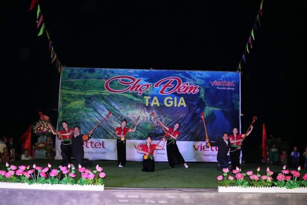 Hoạt động văn nghệ tại chợ đêm Ta Gia
