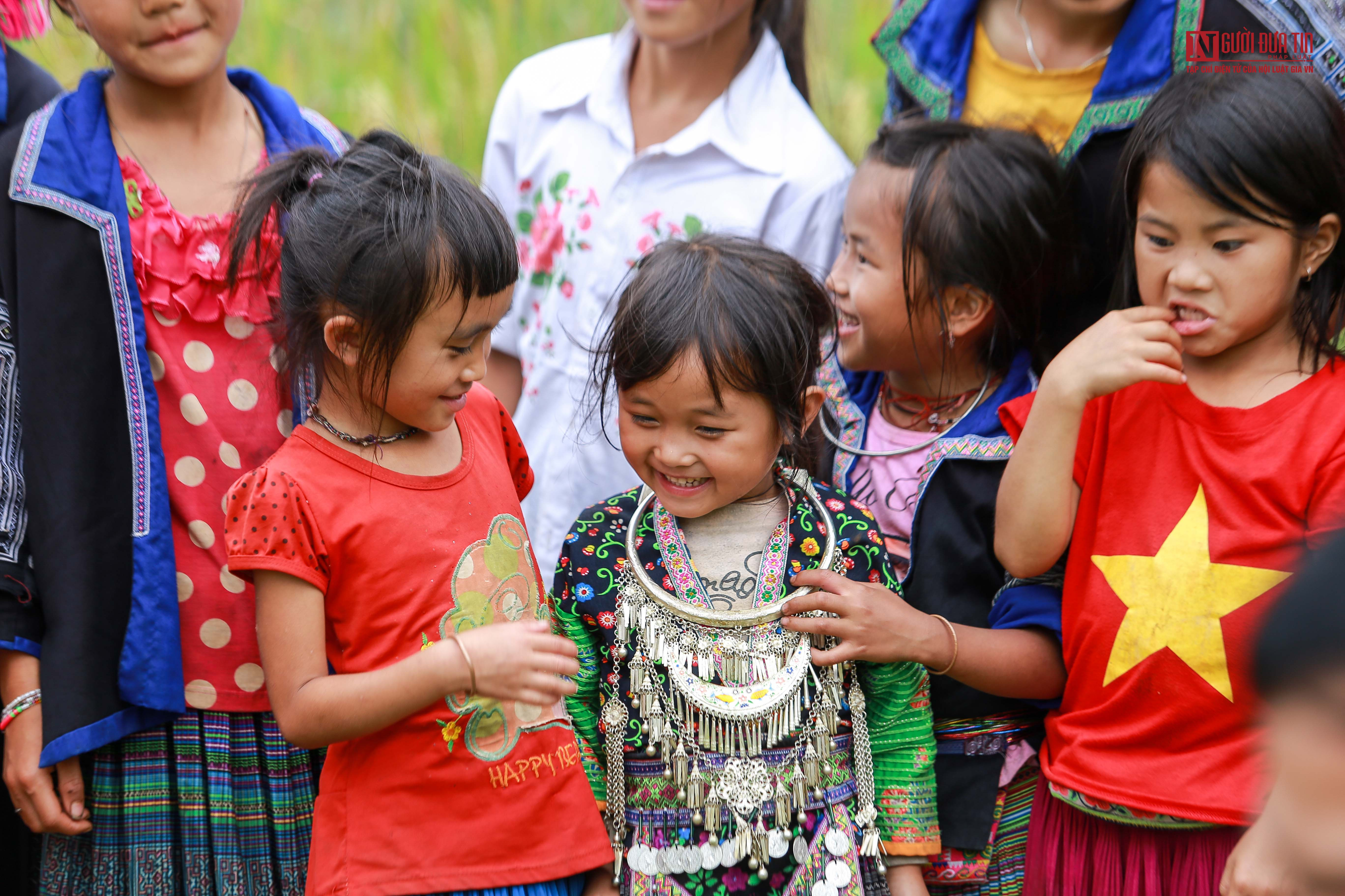 Nụ cười rạng rỡ của em bé vùng cao