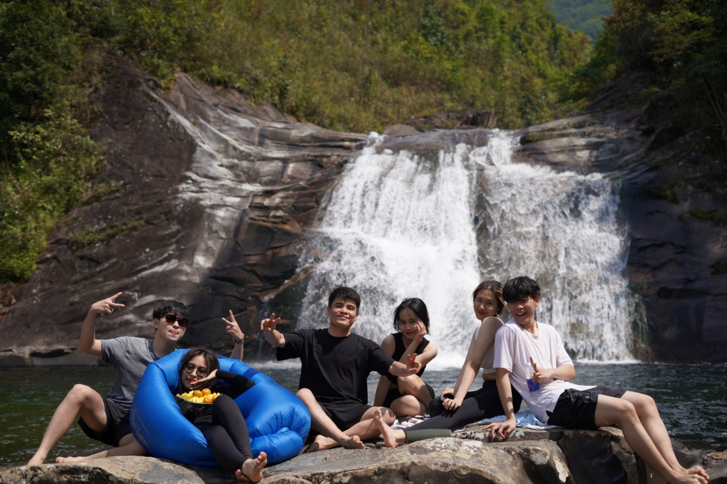 tắm thác ở sapa