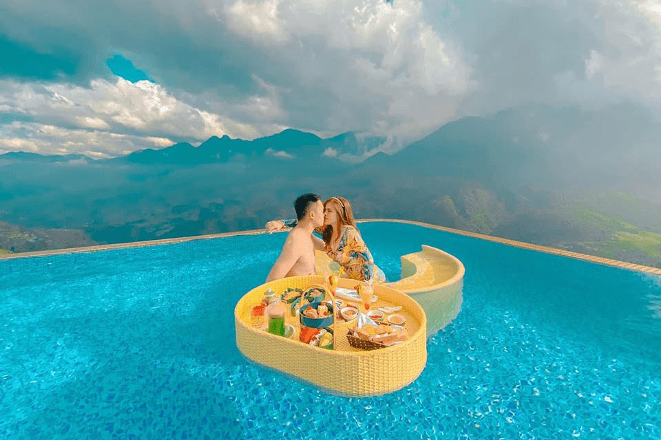 Tận hưởng buổi sáng trên hồ bơi vô cực