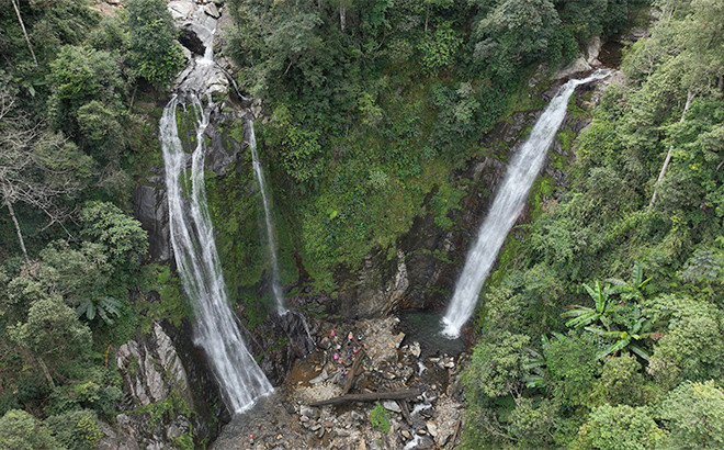 Thác Đôi nhìn từ trên cao với một nhánh chảy thẳng, một nhánh hình vòng cung.