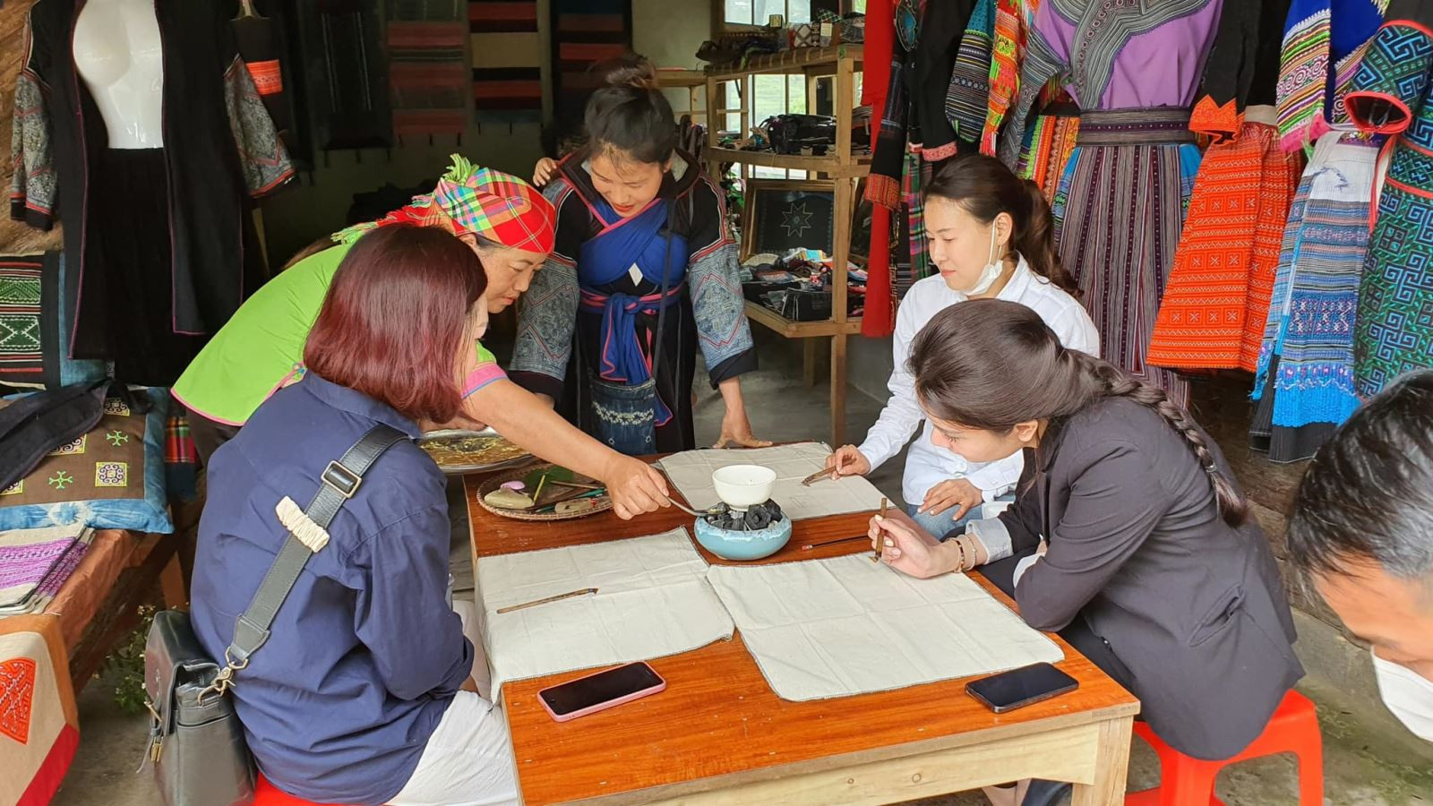 vẽ sáp ong ở bản tả van sapa